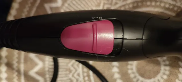Secador de pelo negro y rosa