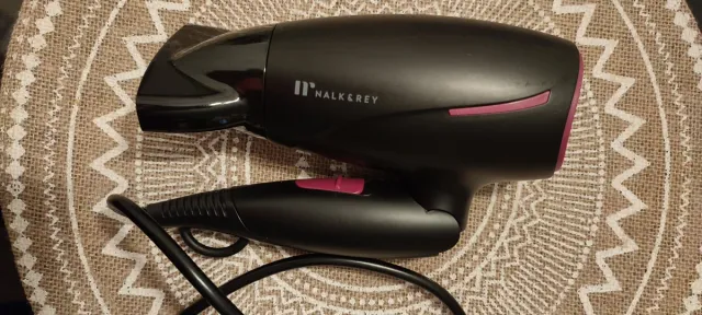 Secador de pelo negro y rosa
