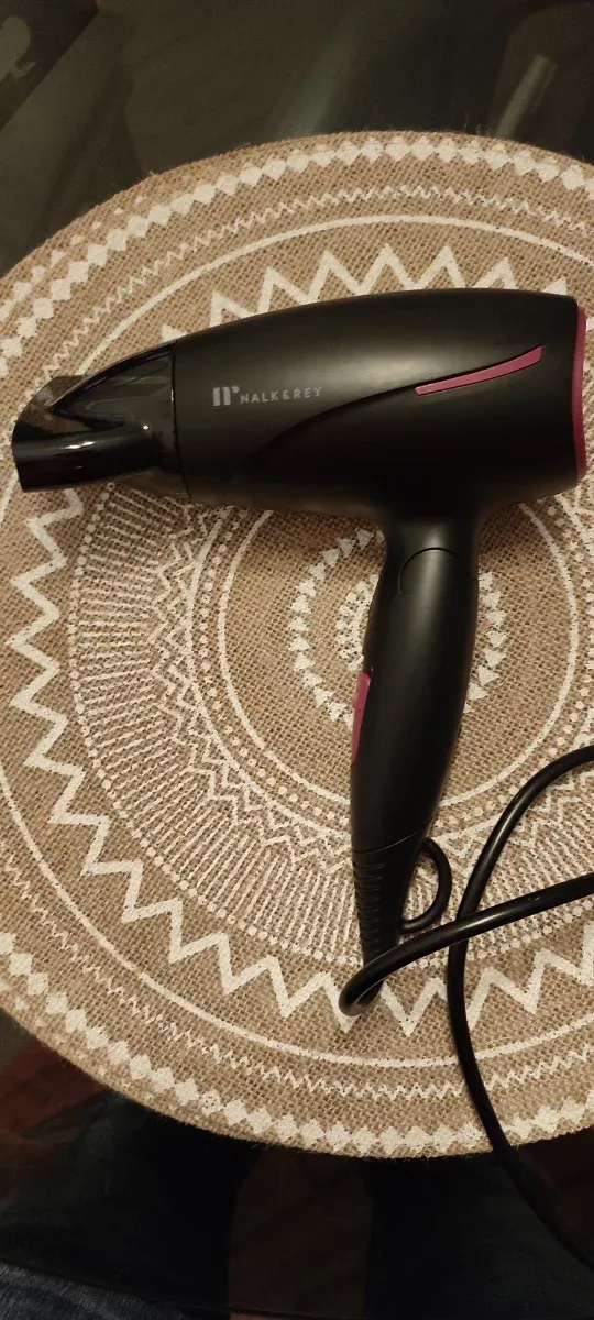 Secador de pelo negro y rosa