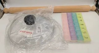 Lotto attrezzi cucina, mattarello, coperchio, ecc.