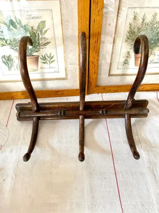 Perchero antiguo de madera curvada  estilo rústico