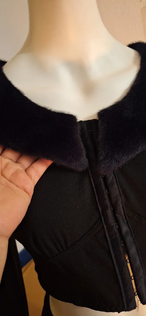 Conjunto negro con cuello de pelo