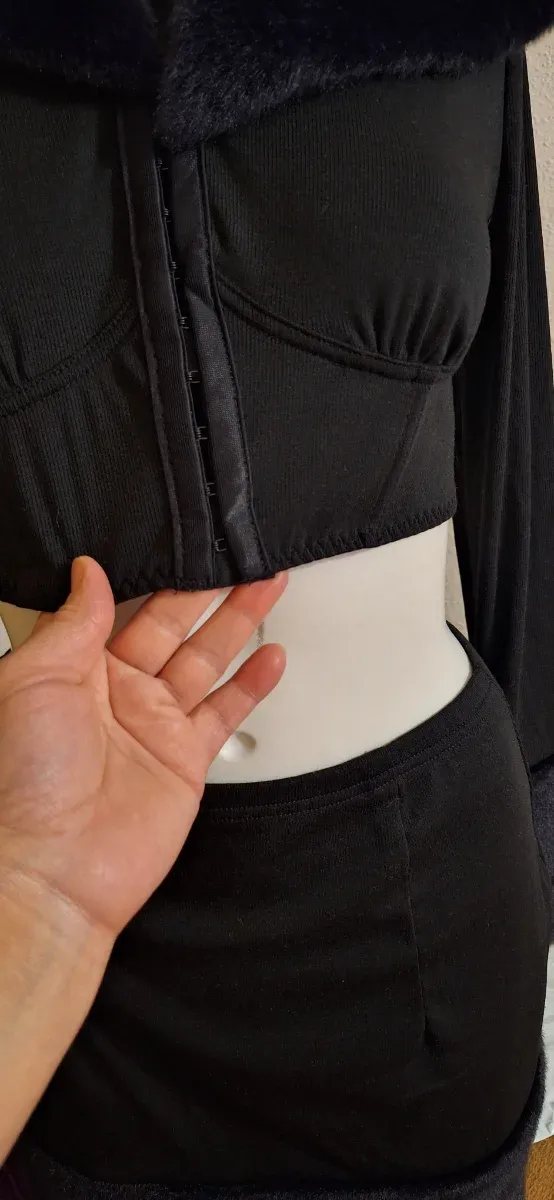 Conjunto negro con cuello de pelo