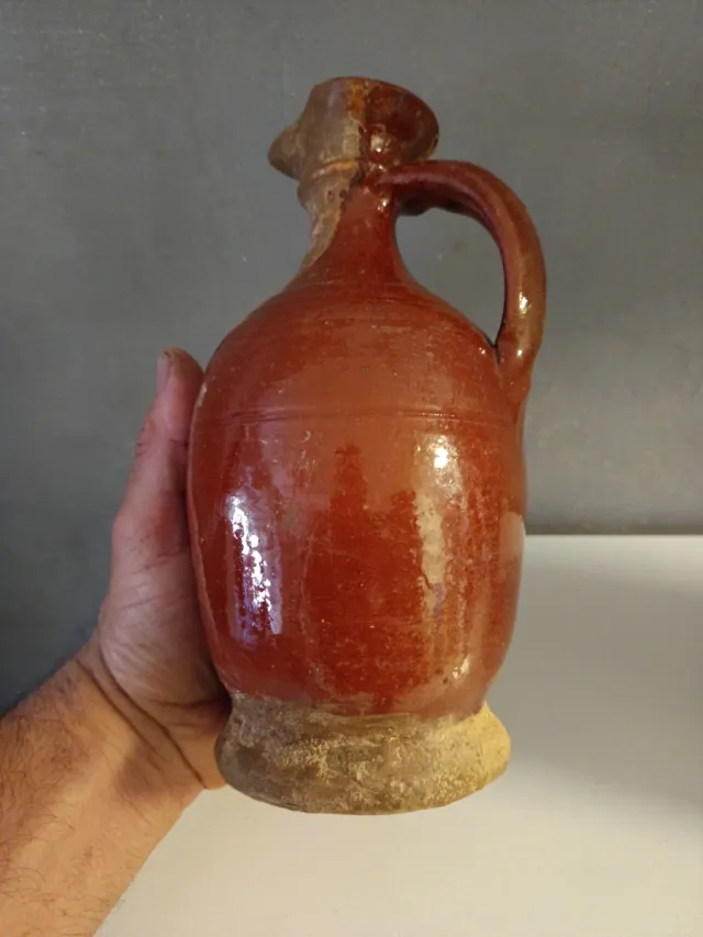 Antica caraffa in ceramica