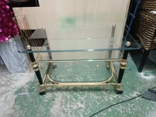 Mesa centro cristal y metal dorado