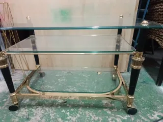 Mesa centro cristal y metal dorado