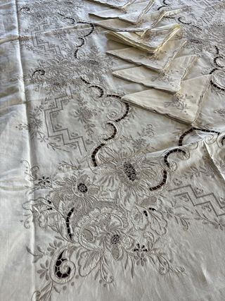 Toalha de mesa bordado da Madeira e 12 guardanapos