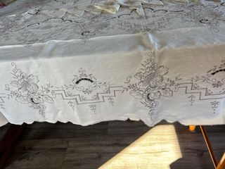 Toalha de mesa bordado da Madeira e 12 guardanapos