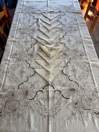 Toalha de mesa bordado da Madeira e 12 guardanapos