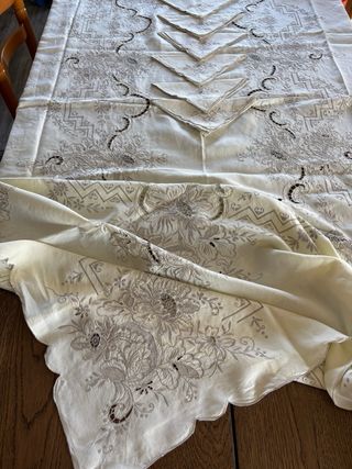 Toalha de mesa bordado da Madeira e 12 guardanapos