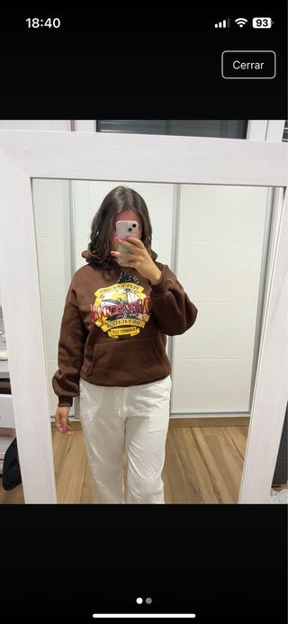 Sudadera marrón con estampado