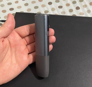 perfumador azul eléctrico con botón de activación