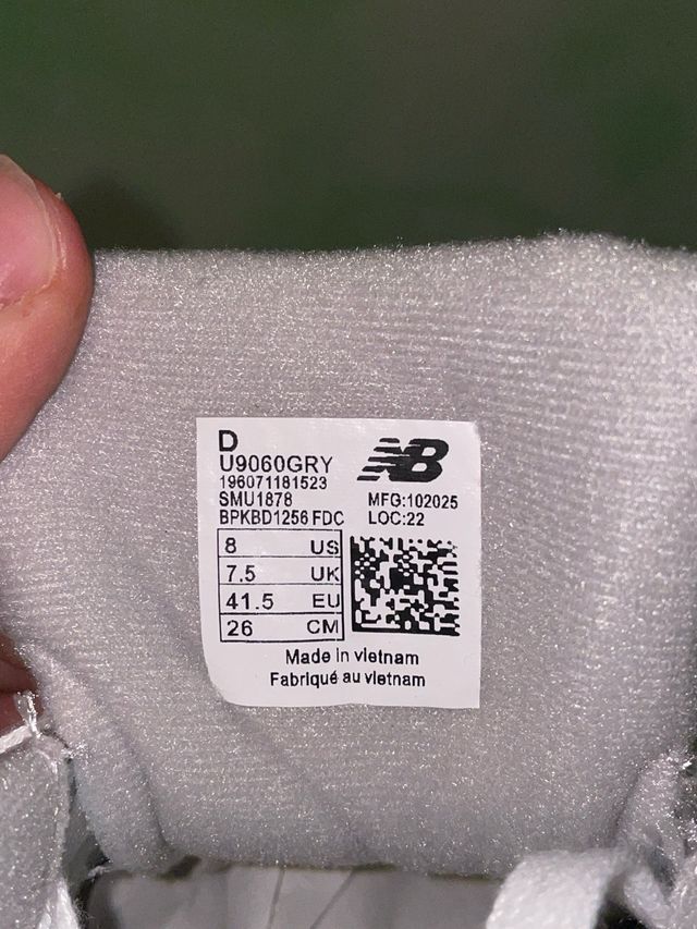 New Balance 9060 Talla 41.5 Gris/Crema