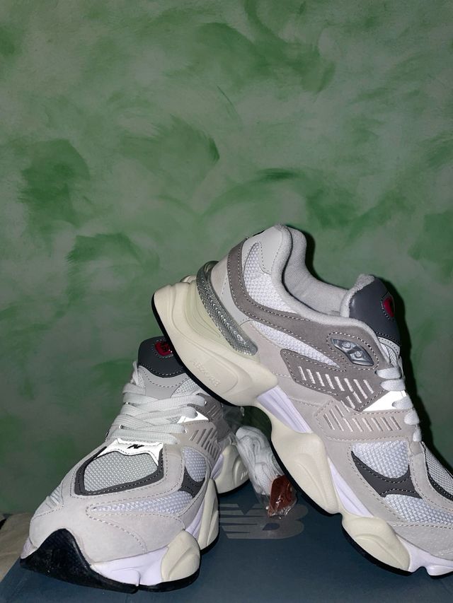 New Balance 9060 Talla 41.5 Gris/Crema