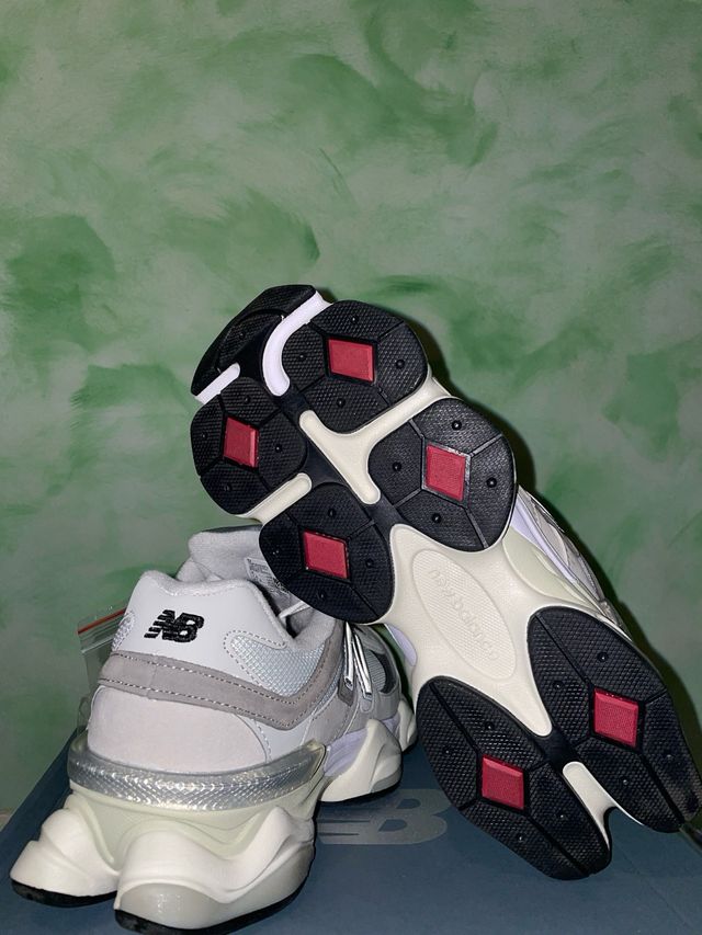 New Balance 9060 Talla 41.5 Gris/Crema