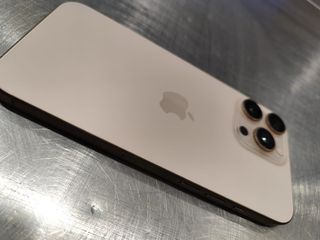 iPhone 16 X Pro Oro