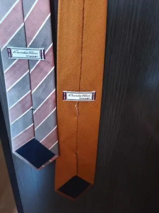 Corbatas de rayas y lunares