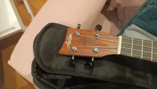 Ukelele Soprano Ashton UKE300SMH Poco Uso