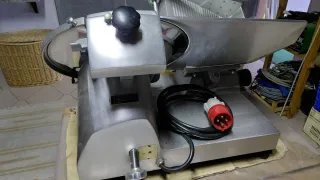 Affettatrice OMEGA a gravità trifase