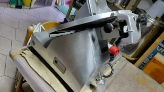 Affettatrice OMEGA a gravità trifase