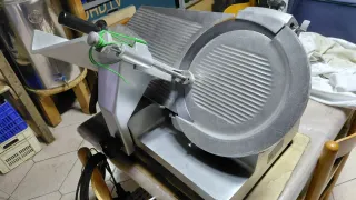 Affettatrice OMEGA a gravità trifase