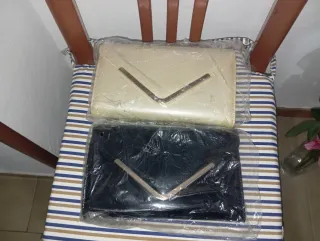 20€ los dos. Bolsos o carteras de mano mujer.