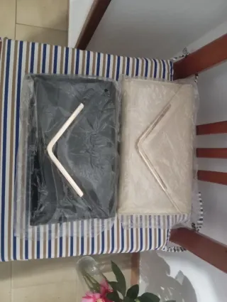 20€ los dos. Bolsos o carteras de mano mujer.