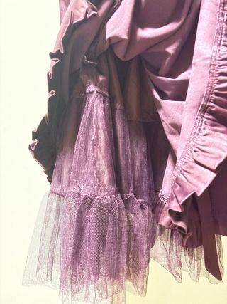 Vestido morado de fiesta con volantes