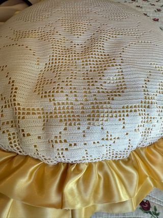 Cuscino rotondo con volant e uncinetto