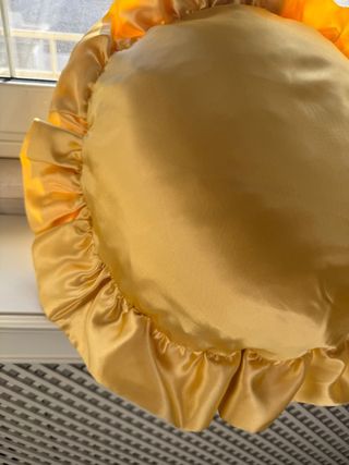 Cuscino rotondo con volant e uncinetto