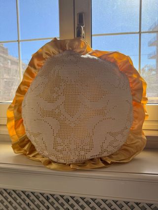 Cuscino rotondo con volant e uncinetto