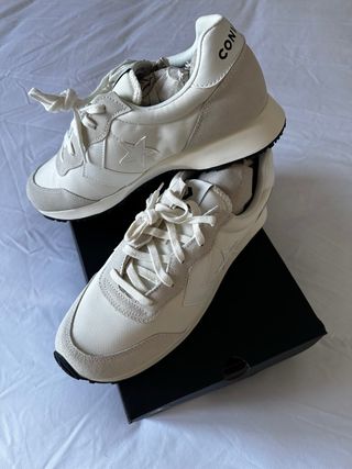 Zapatillas Converse Beige y Blancas.