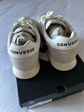 Zapatillas Converse Beige y Blancas.