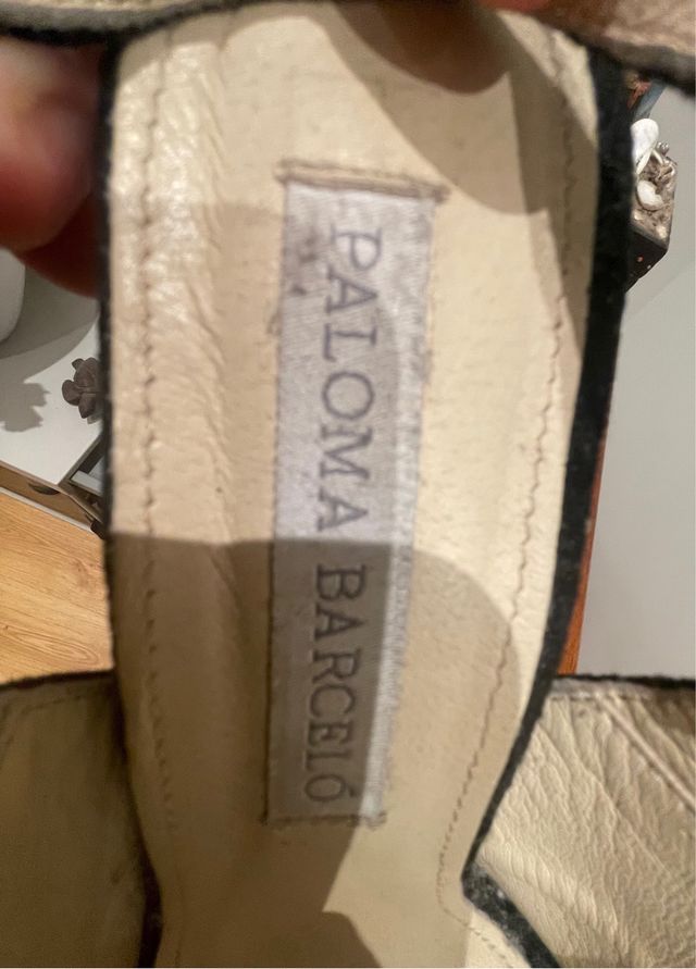 Sandalias de plataforma negras y doradas