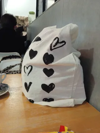 Bolso blanco con corazones negros