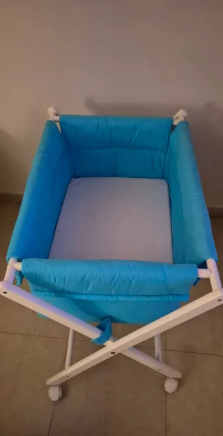 Minicuna con ruedas azul