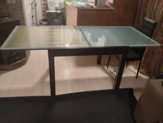 Mesa de comedor cristal y madera con cuatro sillas