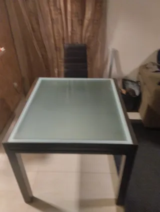 Mesa de comedor cristal y madera con cuatro sillas