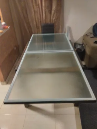 Mesa de comedor cristal y madera con cuatro sillas