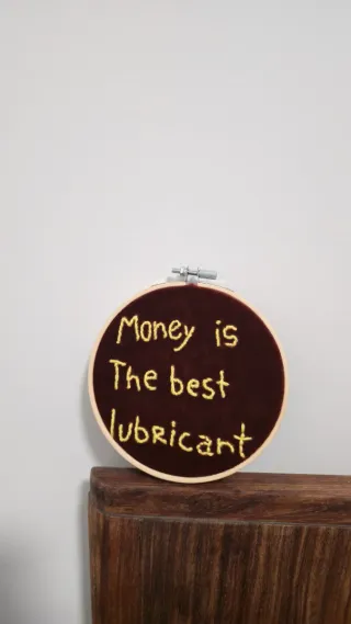 Bordado em bastidor Money is the best lubricant