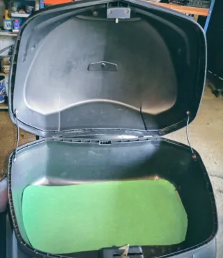 Arcón para moto con acabado carbono