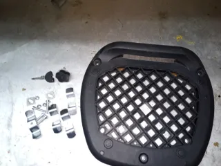 Arcón para moto con acabado carbono