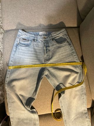 Pantalón vaquero desgastado