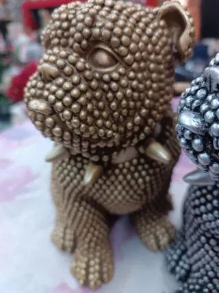 Bulldog decorativo dorado y plateado –