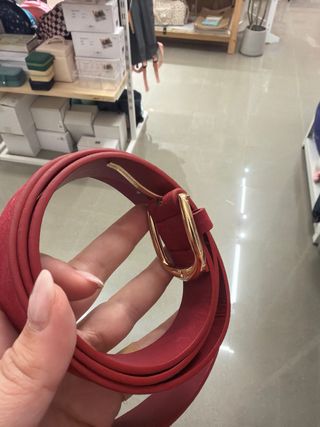 Bolso de mano rojo con cierre dorado