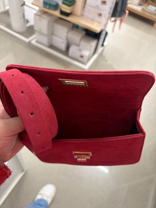 Bolso de mano rojo con cierre dorado