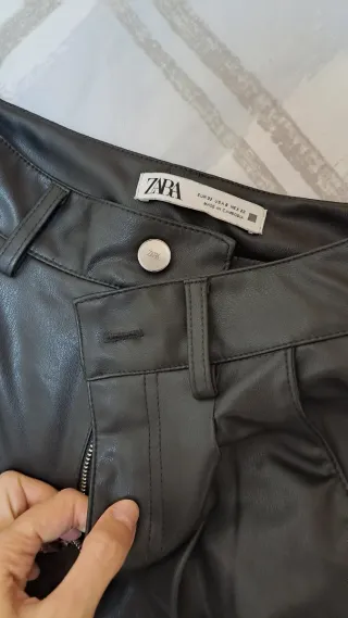 Pantalón efecto piel Zara