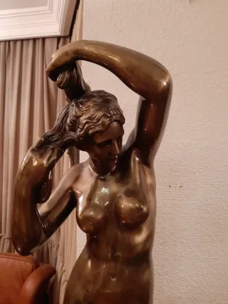 Estatua de bronce de mujer