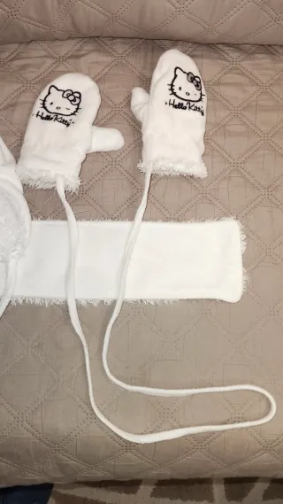 Conjunto Hello Kitty gorro, bufanda y manoplas