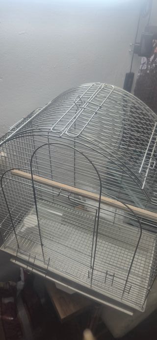 Jaula para pájaros gris y blanca